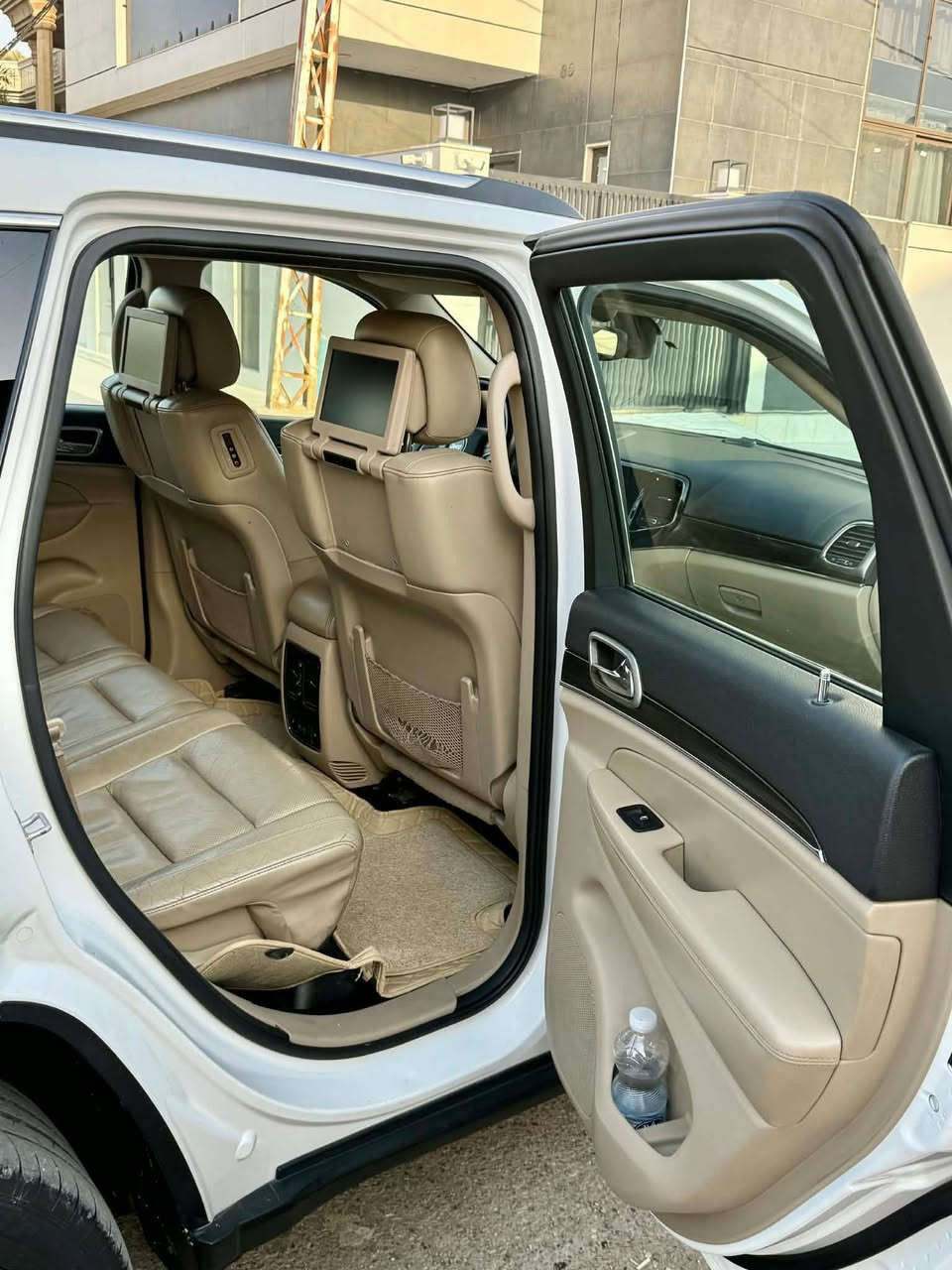 مكلفه بالنشر 
🔥للبيع – جيب كراند شيروكي خليجي (لمتد بلص)كامل مواصفات
مكاني ديالى بلدروز
✨ موديل: 2019 خليجي
✨ فئة: Limited (لمتدد بلص)
✨ بدون أي حادث
✨ رقم بغداد
ماشيه 80 الف كيلو متر
💎 المواصفات الكاملة:
✔️ محرك 6 سلندر 3600
✔️ دبل (دفع رباعي)
✔️ فتحة سقف بانوراما
✔️ جلد فاخر وكالة
✔️ شاشة كبيرة 3 + نظام ملاحة
✔️ كاميرا خلفية + حساسات أمامي وخلفي توقف ذاتي
✔️ تشغيل بصمة (دخول وتشغيل بدون مفتاح)
✔️ ريموت ستارت (تشغيل عن بعد)
✔️ مقاعد كهرباء + تسخين مقاعد
✔️ مثبت سرعة
✔️ تخم تاير جديد
✔️ إنارة LED نهارية
✔️ نظام ثبات إلكتروني
🚗 السيارة استخدام شخصي، نظافة عالية جداً، فحص كامل.
🔥 ما تحتاج صرف نهائياً – عليها ادامه كامله.
💰 السعر 285 وقابل للتفاوض.
📞 للحجز والاستفسار:
‭0771 683 3902‬
