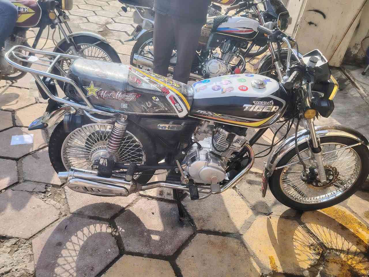 تايكر 22مناقصهة شي كهربائيات محدثة كلهة.  بانزين وسايق الف مذب عليهة. 500وبيهة مجال بسيط ***********مكاني بلدروز شارع المسعودية موشراي لتعبني مفارغ.
