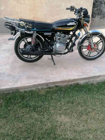 سلام عليكم دراجه سيفان ٢٢ محدثه ٢٣ دراجه كامله ما بيها اي نقص لا تنقيص ولا تبخير أوراق كامله الدراجه تخم تاير جديد باتري وكابريتر كله جديد شلعه ومعدل فول كامله صالنصه رياضي  ماشيه قليل جداً اخت الزيرو محرك مكفول ممفتوح كهربائيات كلها شغاله دراجه نكره سلف شغل واطلع متصرف دينار عليها شرط أحلا من الصور السعر خاص *********** واتساب
