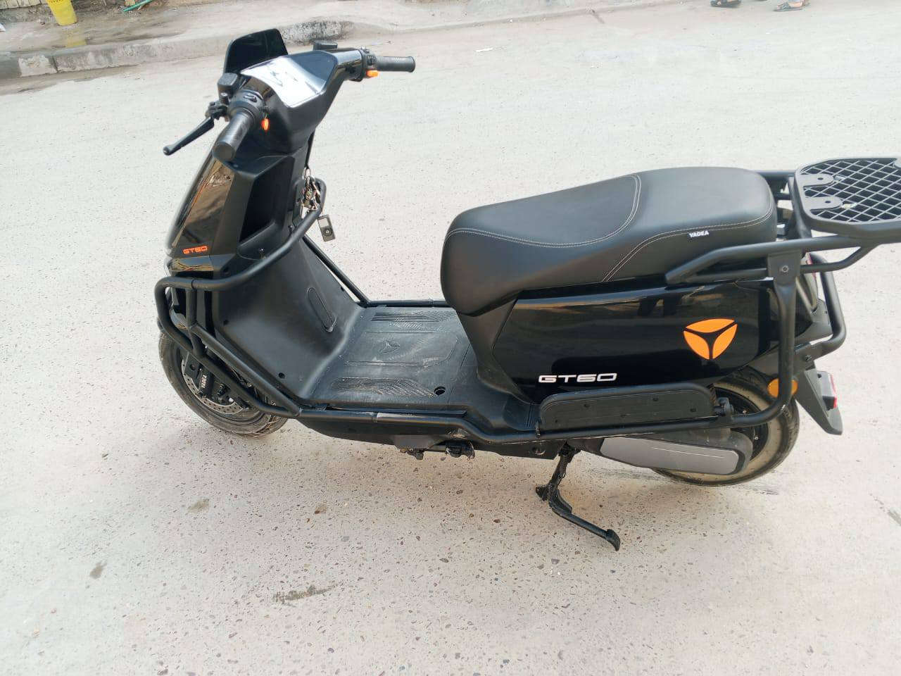 دراجه شحن جديده فول واحد على واحد دراجه مواصفات حلوه الدراجه عارضها بمليون وخمسه وسبعين وبيها مجال مكان البلديات رقم الهاتف *********** اتصل وتدلل
المواصفات 
احتواء الدراجه على منضومه زنون 
الدراجه تحتوي على نظام التيتي فار الشحن التلقائي
الدراجه تحتوي على جنطه بوكس بس اني ما شاده
الدراجه ضمان سنتين على الملف والبطاريه وسنه على العقل والكهربائيات 
الدراجه من النوع تيسلا شركه ياديا اسم الدراجه GT60
