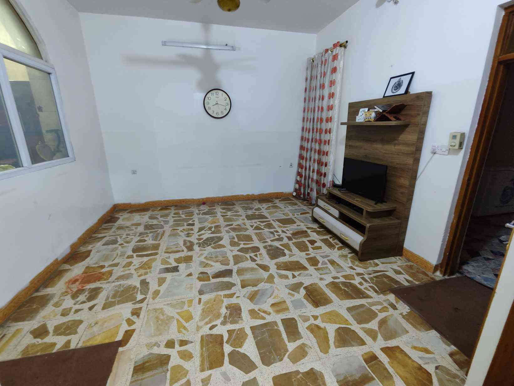 دار للبيع 
صنف الارض طابو زراعي سند ٢٥ ملك صرف انذار من كاتب عدل 
..
الجبهة١٥.٤٠ النزال ١٠ المساحة ١٥٠ متر 
..
واقع حال 154 متر 
طابق واحد وبيتونة كبيرة يتألف من
..
 غرفتين نوم
 وصالة واستقبال وحولي 
ومطبخ
 وحمام شرقي وحمام غربي كبير  
ويحتوي على ثلاث مداخل 
العنوان سبع ابكار مقابل شركة تويوتا يبعد عن السريع ٧٥ متر تقريباً 
..
البيت معروض اقل من سعر الارض 
السعر 275 وبي مجال
تواصل مباشر مع صاحب العقار 

للتفاصيل أكثر اتصل 
*********** 
متوفر واتساب 

ملاحظة البيت فارغ مابي مؤجر اطلاقا ومرمم  يعني جاهز للسكن وخالي من الشوائب
