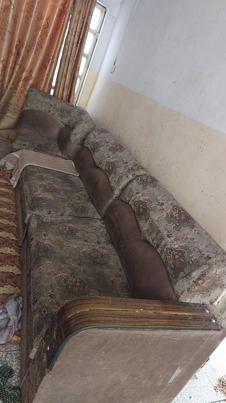 أغراض مستعمله للبيع بسعر مناسب جدآ للتواصل ***********
