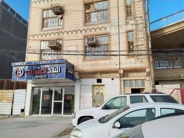 للبيع بنايه تجاريه في حي الصدر قرب ألإشاره ألضوئيه تقع على شارع عام مساحتها 214 متر مربع تتألف من طابق أرضي يحتوي على شقه أرضيه ومكتب تجاري  ويحتوي ألطابقين ألأول وألثاني على أربع شقق سكنيه وتصلح أن تكون مكاتب تجاريه أيضاً ,,, 

لمعرفة التفاصيل وللجادين التواصل على أرقام مكتبنا / مكتب عقارات ألركن ألذهبي حي الصدر شارع نادي السماوه ألرياضي مقابل أسواق ألغري ... 

*********** ----- ***********
