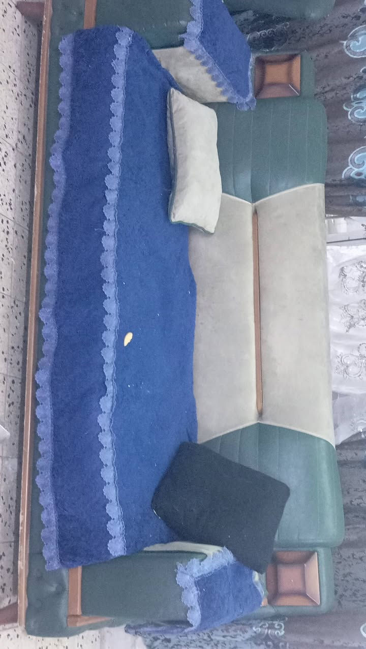 تخم ١٠ مقاعد اضراره موضحه بصوره قنفه وحده محروكه اربع كراسي و٢ ام ٣ وجان خانات عدد ٣ وميز مكتب تخم ٢٠٠ بي مجال ونقصه رجل والميز ١٢٥ وجام خانات ٣ ١٧٥ مكان حريه بغداد بيهم مجال


**إذا كنت صاحب هذا الإعلان وتريد حذفه لأي سبب، رجاءا أرسل رسالة إلى الدعم الفني**