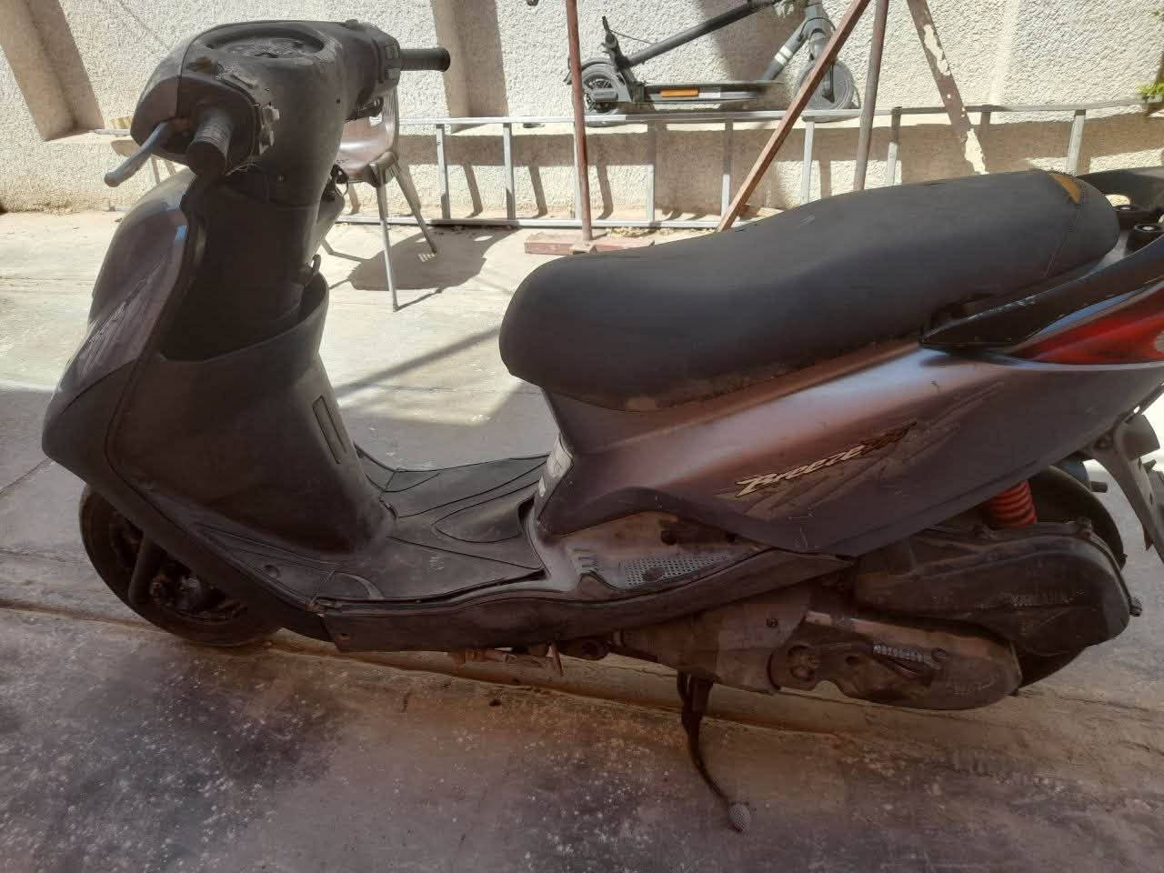 دراجه بريز للبيع تشتغل نكره بس بيها صوت مثل ما موضح بل فيديو ابيعلك كوم حديد 
السعر 200 قفل 
المكان الشواكه قرب التقاعد العامه
الرقم ***********
