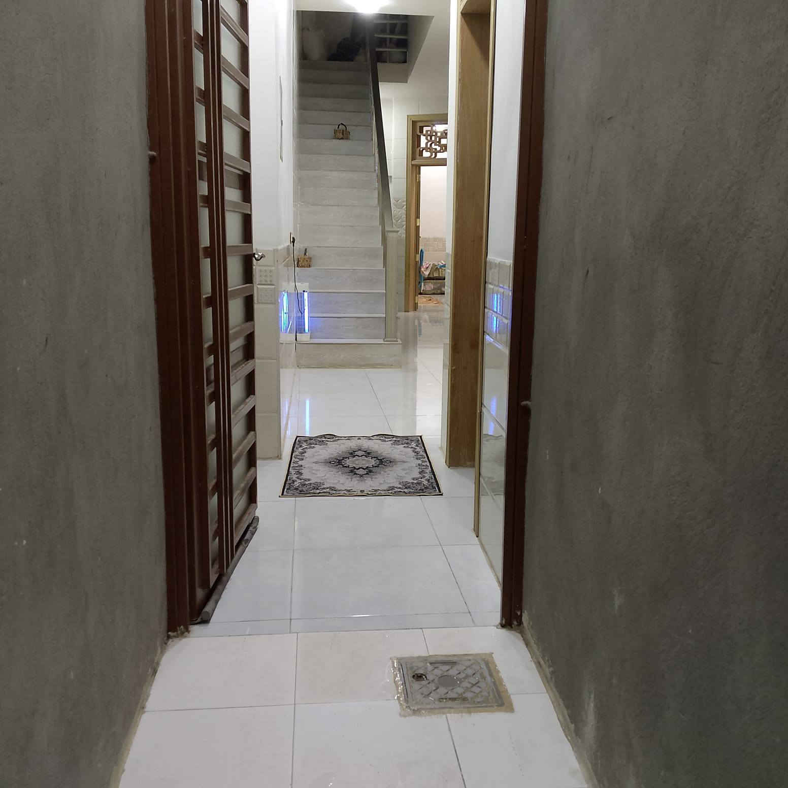 سلام عليكم
الدار للبيع 
المساحه /100
الواجهه / 5 
النزال/ 20

 بناء كامل حديث طابق واحد 
استقبال _ كلدور _ مطبخ بارد _ مطبخ حار _ غرفه نوم _ حمام _ صحيات خارجيه 

العنوان / كراغول شارع زين العابدين 
الاستفسار على الرقم. ***********
