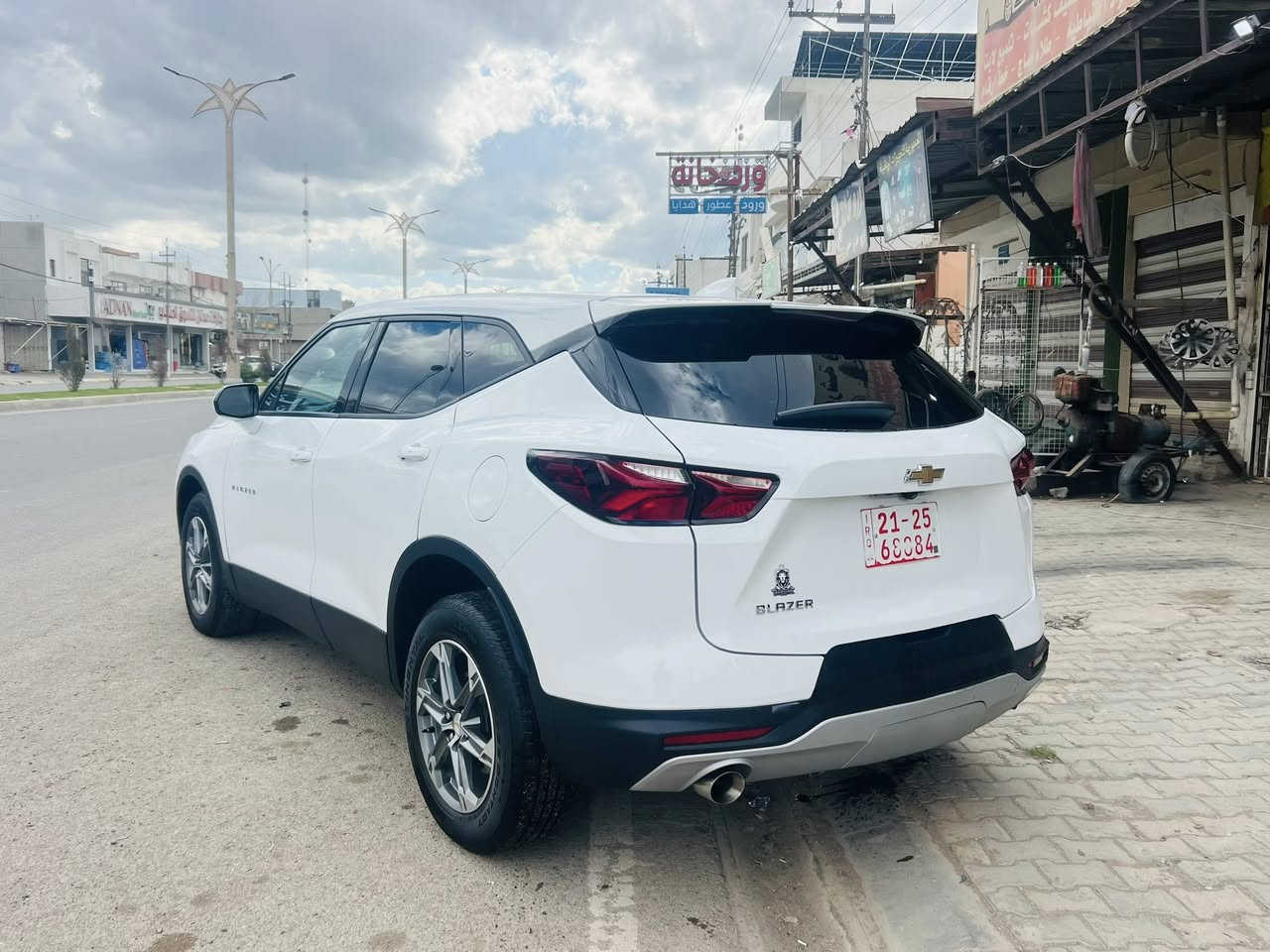 شوفرليت بلايزر2023
سلام عليكم 
بلايزر 2023
لون ابيض
بصمه 
رادارات
كشن كهربائي
شاشه كبيره
تبريد قطعتين 
وباقي المواصفات معروفه 
ضررها فقط تعديل بارد باب السكن 
وقبغ الصندوك بي بارد وشويه ضبغ 
بدون ايرباك بدون دواخل بدون شاصي 
وشرط الترقيم 
السياره جديده بمعنه الكلمه دخول جديد
سعرها 188 وبيها مجال قليل 
رقم المبايل ***********
