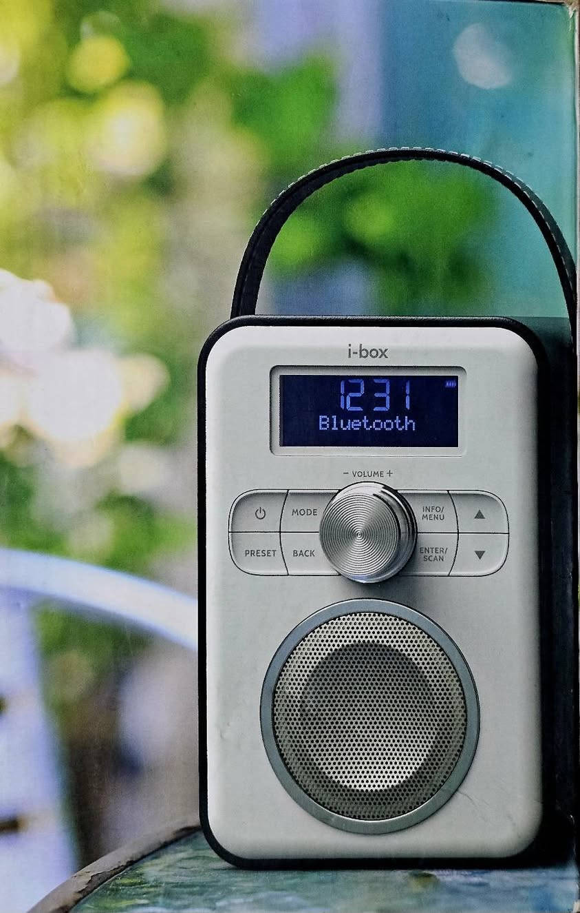 جهاز راديو انتيكا من ماركة i-box Tune، متطور يجمع بين التصميم العصري والوظائف المتعددة
يدعم موجات DAB و DAB+ الرقمية بالإضافة إلى موجات FM التقليدية.
ذاكرة المحطات: يتيح تخزين حتى 60 محطة (30 محطة DAB و30 محطة FM) للوصول السريع إليها.
اتصال بلوتوث: يمكن استخدامه كمكبر صوت محمول عبر توصيله بالهواتف والأجهزة الذكية لاسلكياً.
يحتوي على بطارية مدمجة (ليثيوم بسعة 2200 مللي أمبير) توفر ما يصل إلى 10 ساعات من التشغيل المتواصل.
 يمكن تشغيله عبر كابل أو البطارية القابلة لإعادة الشحن.
مزود بشاشة LED كبيرة ذات إضاءة خلفية تعرض معلومات المحطة والوقت بوضوح. 
يتميز الجهاز أيضاً بمقبض حمل مريح وغلاف جلدي، مما يجعله مثالياً للاستخدام داخل المنزل أو في الخارج
السعر 30


**إذا كنت صاحب هذا الإعلان وتريد حذفه لأي سبب، رجاءا أرسل رسالة إلى الدعم الفني**