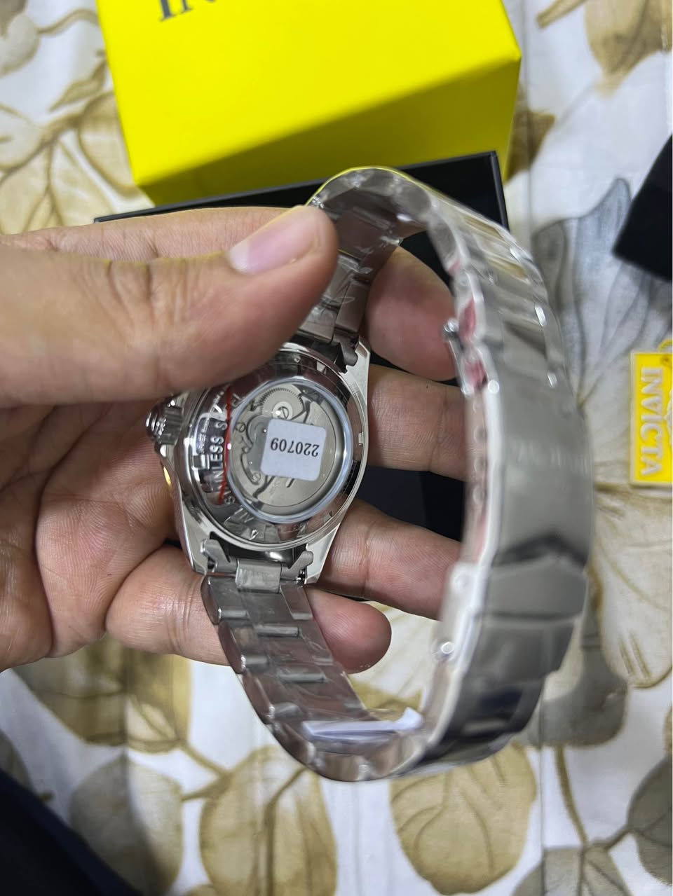 ⌚ ساعة Invicta غواصين – أوتوماتيك قطر ٤٠ ⌚

🔹 الحركة: أوتوماتيك (تعمل بدون بطارية)

🔹 الفئة: Professional Diver

🔹 مقاومة الماء: 200 متر

🔹 الزجاج: كريستال مقاوم للخدش

🔹 الإطار: دوّار (Diver Bezel) أسود مع تفاصيل ذهبية

🔹 لون المينا: ذهبي مع مؤشرات مضيئة

🔹 السوار: ستانلس ستيل

✨ ساعة قوية وفخمة، مناسبة للاستخدام اليومي والسباحة

✨ ماركة عالمية معروفة بتصاميم الغواصين

📍 السعر: 175 الف

📞 للتواصل: خاص او واتس اب

*********** بغداد, العراق
