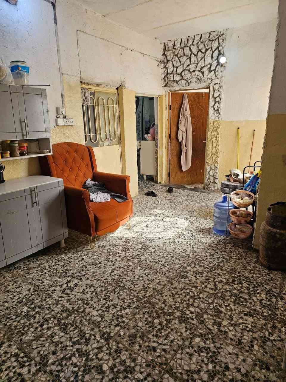 السلام عليكم بيت للبيع مساحه 100طابو زراعي سند 25 واجهيه 10بيت جاهز ارضيه كاشي جدار سيراميك يحتوي على غرفتين نوم صاله  و هول مطبخ  و صحيات. المكان الحله ابو خستاوي فرع المرور حي الصناعي السعر مناسب الاستفسار خاص أو الاتصال ع الرقم ***********
