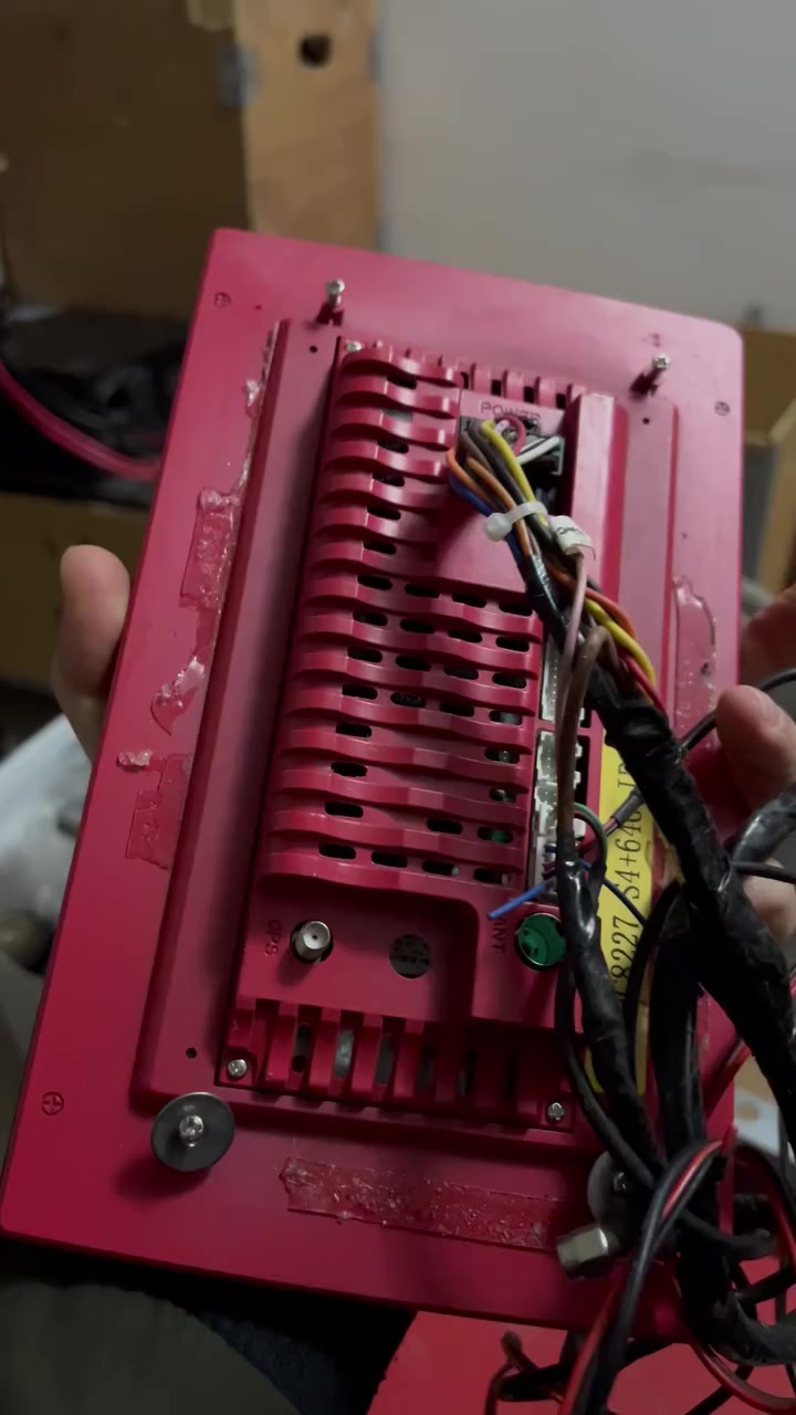 سلام عليكم عندي هاذة شاشة مال حاصدة للبيع 
***********
