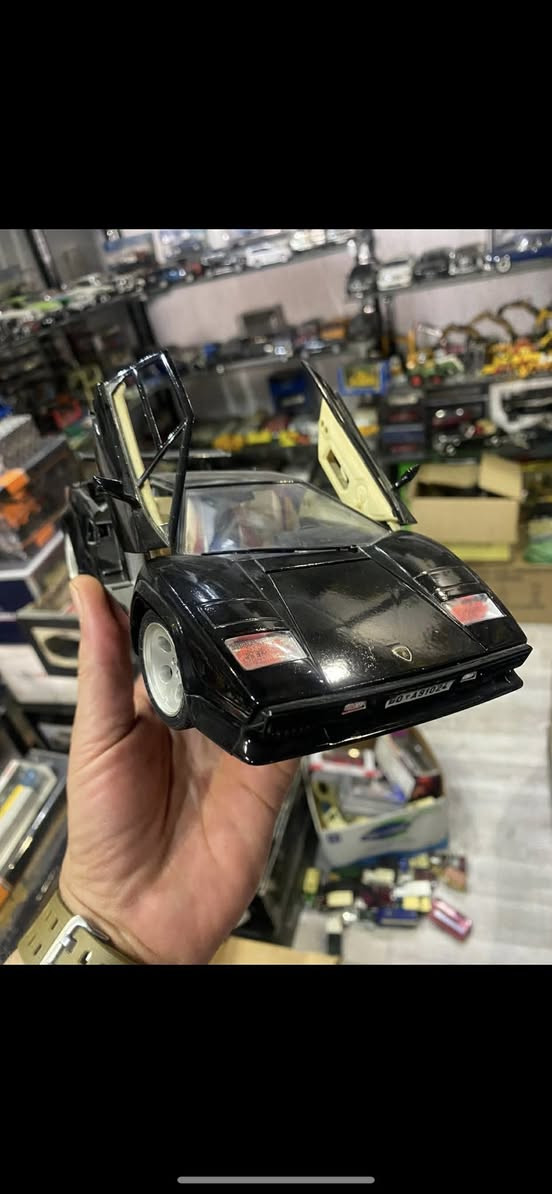 من السيارات الرياضية للموديلات الثمانينات من القرن الماضي والتي تم انتاجها في عالم المصغرات عام 2013 على اعتبارها أصبحت من الكلاسك من شركة بوراكو الايطالية العالمية لصناعة المصغرات للسيارات الرياضية متوفر الان سعر القطعة فقط 55 الف حجم 1/18 بمعنى مابين 25 الى 30 سم


**إذا كنت صاحب هذا الإعلان وتريد حذفه لأي سبب، رجاءا أرسل رسالة إلى الدعم الفني**