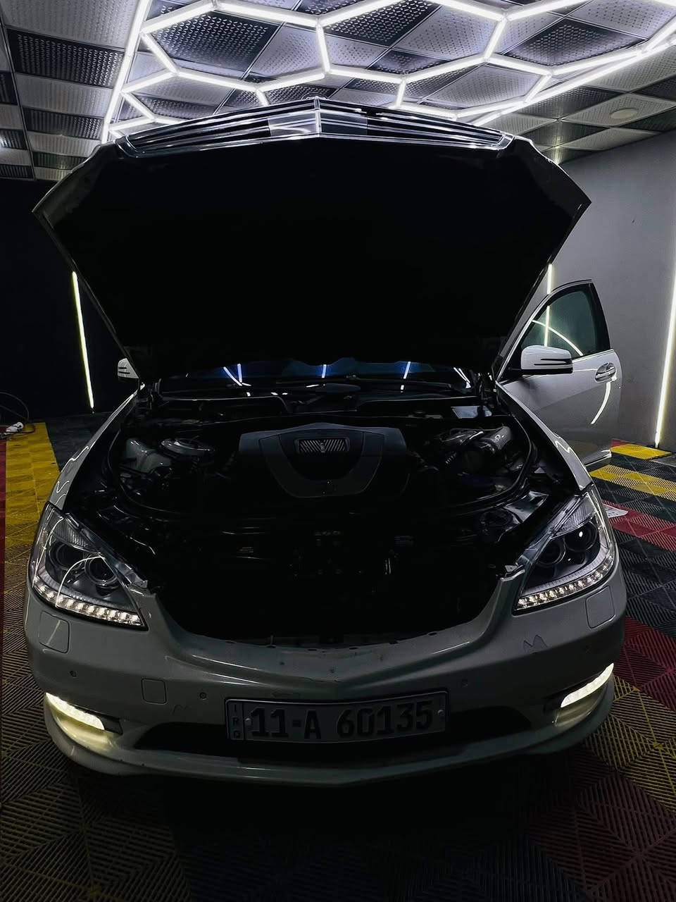 السلام عليكم
مارسيدس S350 2008 
محدث ٢٠١٣ 
رقم بغداد بأسمي شخصيأ 
فول بنوراما 1/1 مكينه 6 سلندر ما مفتوحه
اناره داخليه متغيرته اللوان 
كير جديد وارد ياباني 

مكينه  مامفتوحه شرط (بيه صوت فقط من تشغلها الصبح ) ويختفي بعدها 

حداديه كامله امامي خلفي   
منضومه بانزين كله جديد ( فلتر / فيت بم/ بخاخات)
حجر بيىة جديد 
تخم تاير كله بشرط 
لايت تخم جديد حاويه
تخم ويل شرط جديد حجم ٢٠
كلشي بلسياره اصلي وعلى وضع الشركه 
داخل قرميدي خليجي جنطه شفط 
مواصفاته غني عن التعريف 
السعر ١٨٢ وبيه مجال بسيط 
السونار مرفق
***********

 بيه بارد كد اقل الشبر بخشم الجاملغ الامامي
