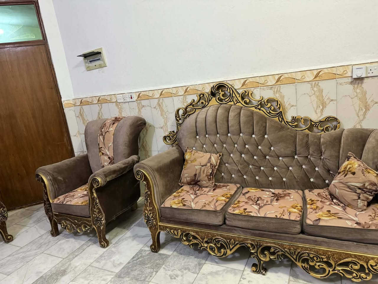 السلام عليكم تخم 10 مقاعد للبيع سعره 325 عنوان كربلاء من طنط السلام شارع المدرسي***********

