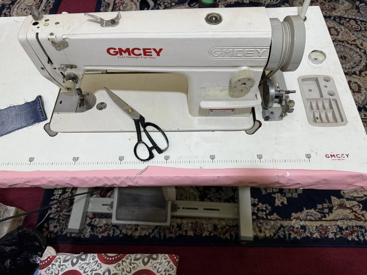 مكينة خياطة GMCEY صناعي للبيع مكينة منزلية نظيفة وشغالة مثل ما موضح الكم سعرهاا 200,000 دينار  للتواصل ماسنحر + واتساب ***********
