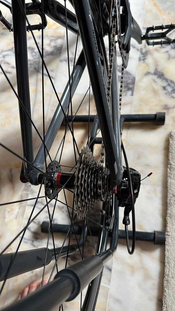 ⚠️ مكلّف بالنشر ⚠️

🔥 للبيع بايسكل رود TWITTER 🔥

📌 النوع: رود
📌 القياس: 28
🎨 اللون: رمادي
📌 الفريم: ألمنيوم + ماشه كاربون
📌 الوايرات: دفن
📌 السرعات: 2×11
📌 نظام السرعات: Brakits
📌 الرتروسبيك: نوع خاص بشركة TWITTER
📌 مبدّل السرعات الخلفي: كاربون
📌 البريكات: أمامي وخلفي شغّالات تمام
📌 الحالة: نظيفه وجاهزه للركوب

🎁 هديه ويا الدراجة:
✔ ستكات أصلية
✔ ستاند

📍 الموقع: كوت – يوجد توصيل
💰 السعر: 560 بي مجال
📞 رقم صاحب الدراجة: ***********4
