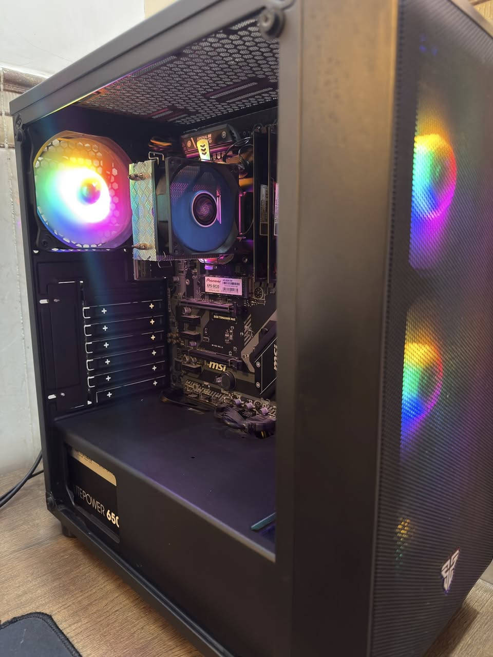 سلام عليكم حاسبة PC للبيع بدون كرت شاشة
الموصفات :
CPU : R5 3350G pro
Motherboard : b450 tomahawk max
Ram : 16GB G.SKILL ddr4 3200
SSD : 256GB 
Power supply : thermaltake 650W 
COOLER: DEEPCOOL
التجميعة كلش نظيفة واستعمال قليل السعر 500 ألف وبيها مجال رقم التليفون *********** للتواصل
