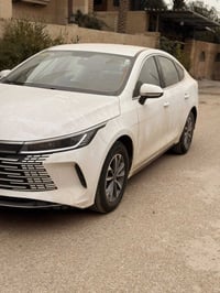 عن توفر سيارة بي واي دي 2025 ‏BYD 05 2025   اليكم المواصفات انتبه السي...