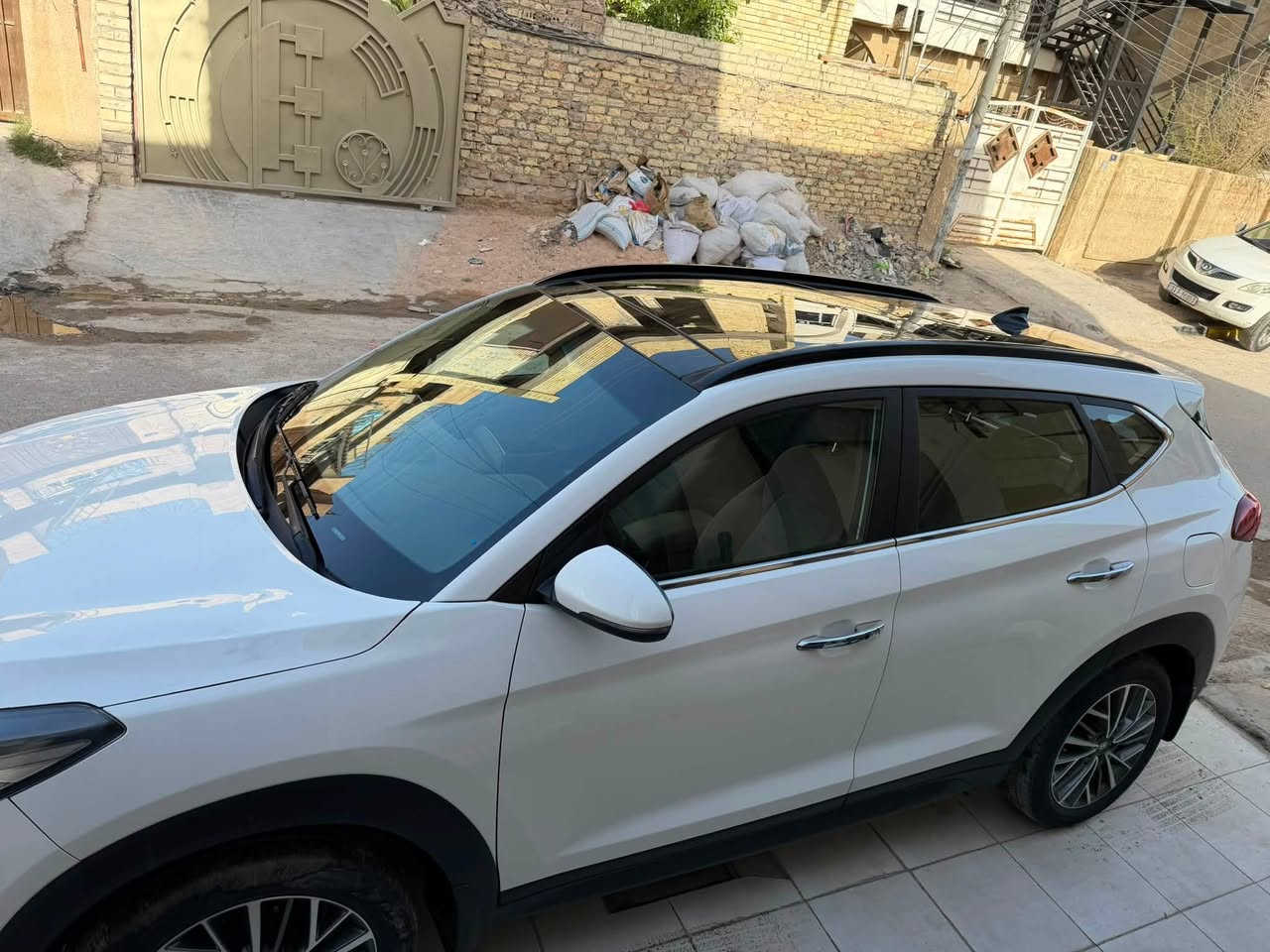 السلام عليكم 
توسان موديل ٢٠٢٠ خليجي فول مواصفات 
ماشيه ١٢٧ وقابله لزياده 
بيها طخه بالبنيد وربع دعاميه صبغ فقط 
السعر ١٩ الف دولار 
يعني ١٩٠ورقه 
للاستفسار 
***********
