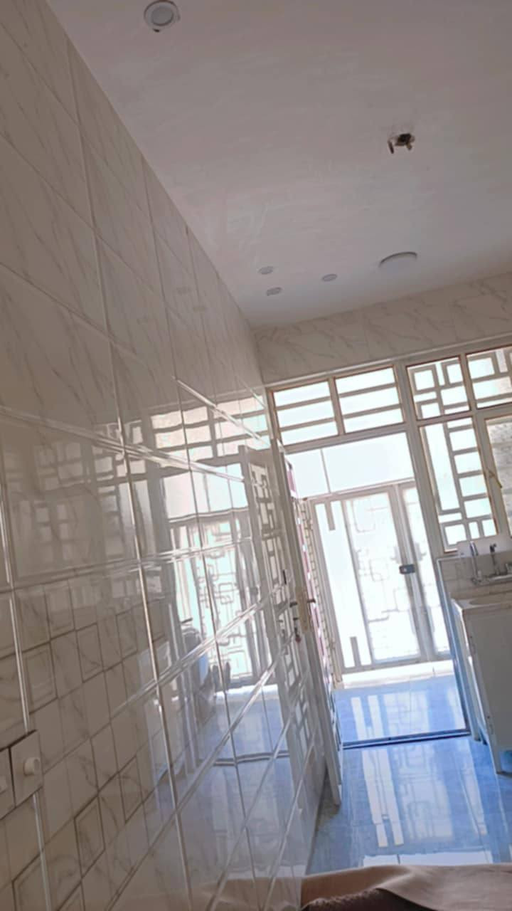 دار مساحة ١٠٤ متر واجه ٦.٥ نزال ١٦ يحتوي على غرفتين نوم واستقبال ومطبخ وصحيات خارجية وداخلية البيت جديد أمانه الله منطقة الخطيب الزراعي قرب شارع ٦٠ هياكل الغزالية بعد أربعة بيوت متوفر ماء كهرباء تبليط إنترنت مناسب بالنسبة لسعر البيوت اليما رايده ١٣٥ وهذا رقمي ***********
