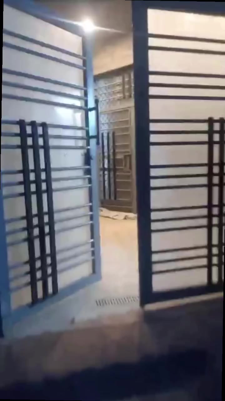 السلام عليكم اخوان بيت مساحه ٩٠ متر للبيع البيت جديد مكانه بنزله مال معمل ابو غزوان الاول ***********
