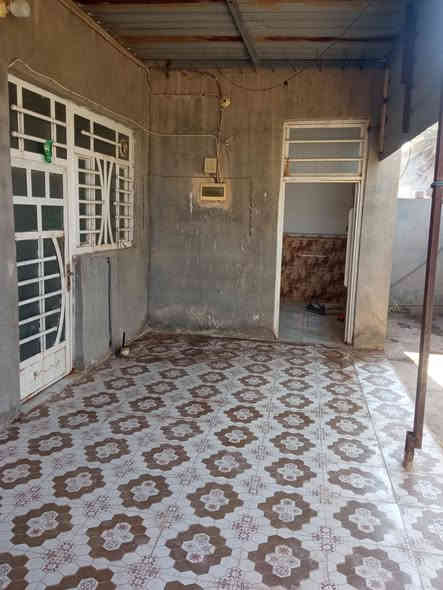 السلام عليكم بيت للايجار للايجار 

مساحه 100متر مربع بي غرف نوم واستقبال ومطبخ وطارمه وصحيات خدمات كامله موقع شارع 80 مال كربلاء فرع اصباغ نبع بابل قرب مدرسة زهور بابل خلف البزل بيت فارغ نضيف 

الاستفسار.  ***********
