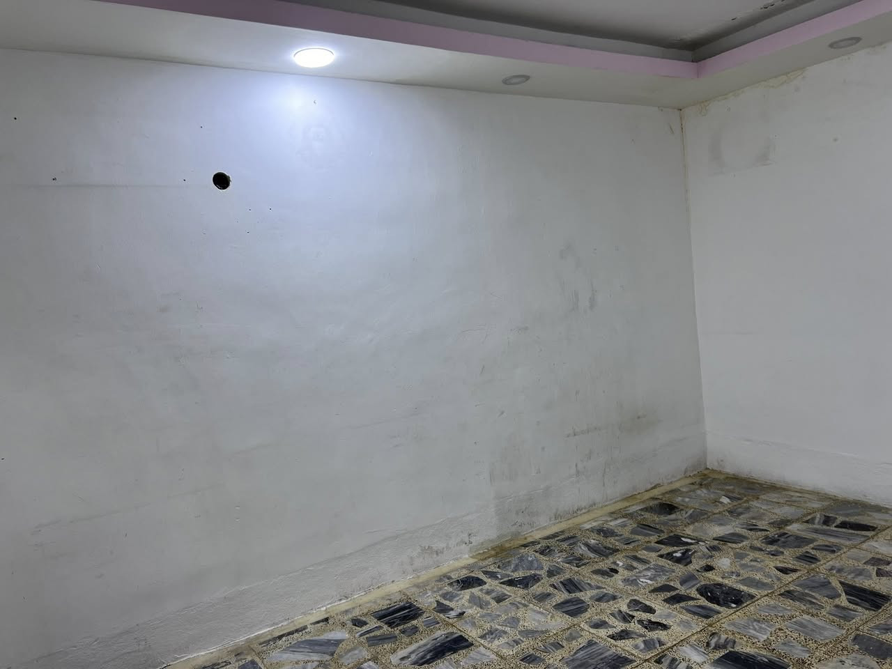 السلام عليكم بيت للإيجار في النجف حي المكرمة شارع 20 قرب سوق المكرمة يحتوي على ثلاث غرف وصالة ومطبخ واستقبال وسعر الايجار 400 
للاستفسار الاتصال على ***********
