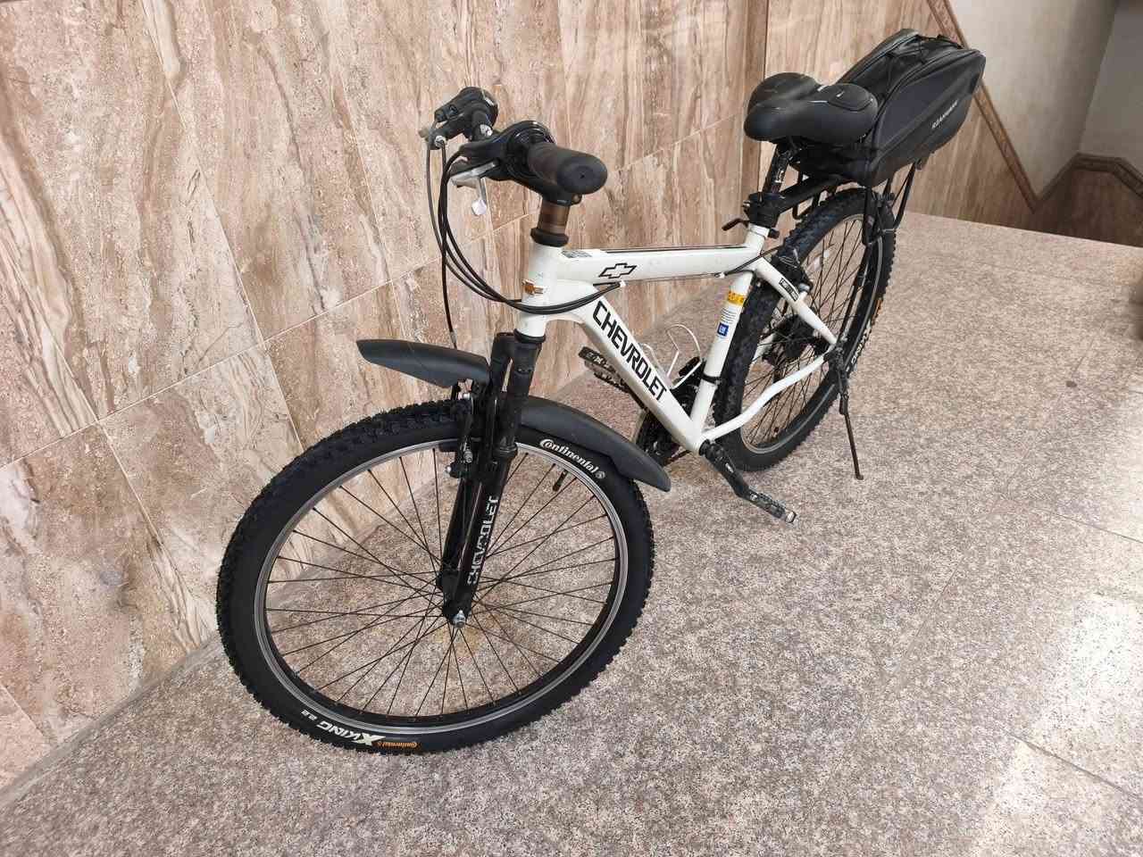 🚴🔥 للبيع | Chevrolet الأصلية 🔴
✨ دراجة رياضية أصلية بحالة ممتازة، خفيفة وسريعة وجاهزة للاستخدام.
💎 المواصفات:
✅ ماركة Chevrolet الأصلية.
✅ هيكل ألمنيوم خفيف ومتين.
✅ ⚖️ الوزن: حوالي 12 كغم.
✅ 🛞 : مقاس26.
✅ ⚙️ غيارات Shimano الأصلية.
✅ 🛑 فرامل أمامية وخلفية قوية.
✅ 💺 مقعد مريح قابل للتعديل.
✅  جاملغات كامل ستيل احتياط .
✅ تايرات Continental جديد
مكانه حي الجامعه 
🎯 مناسبة للرياضة، المشاوير اليومية، والتمارين. ✅ جاهزة للاستخدام مباشرة. السعرر.. (225).. قابل للتفاوض بل معقول ***********
