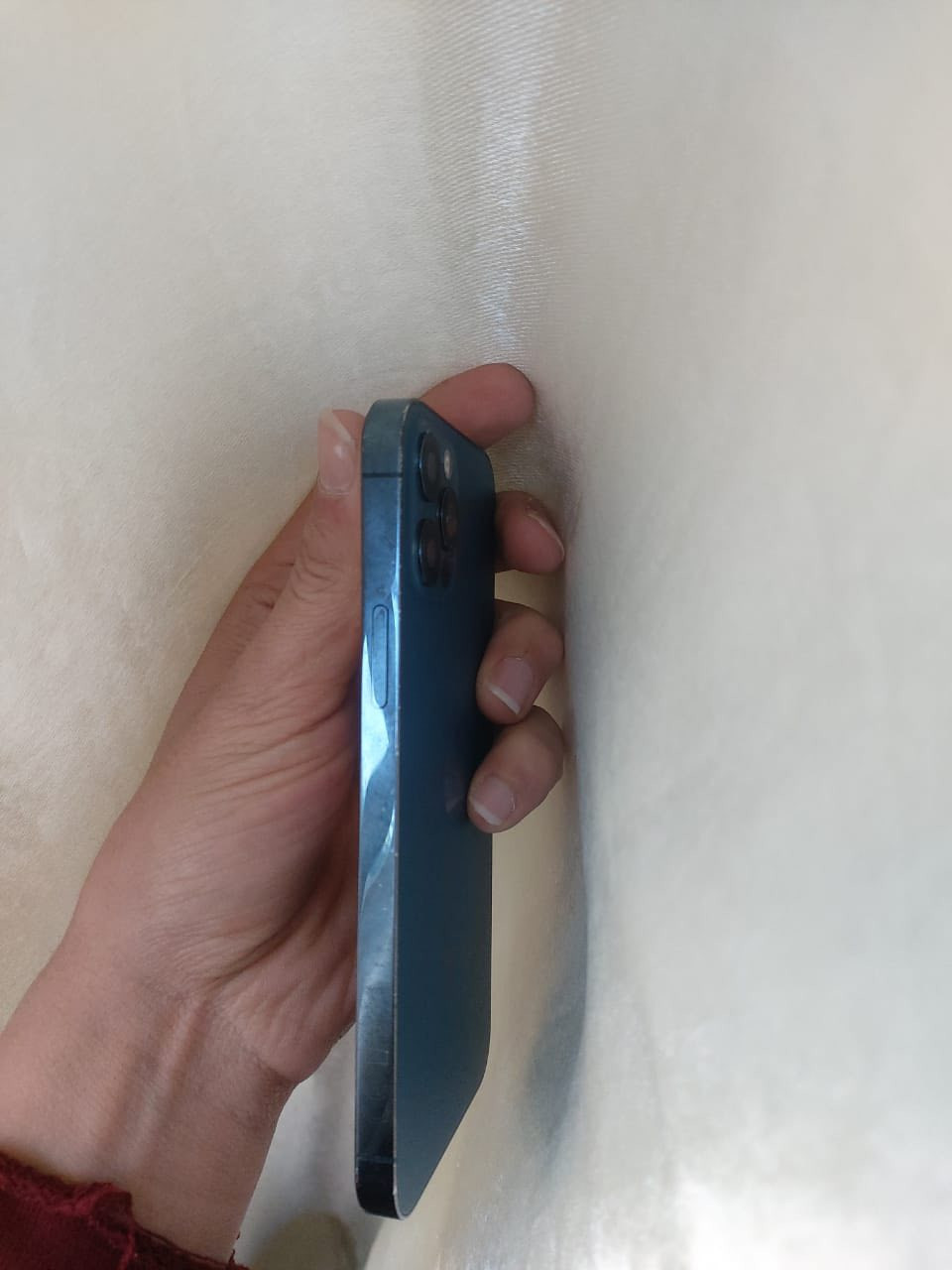 ايفون 12 برو  الشاشه تقره بس ممبدله والكامره الخلفيه بي رچفه خفيفه سعر 230 بي مجال***********
