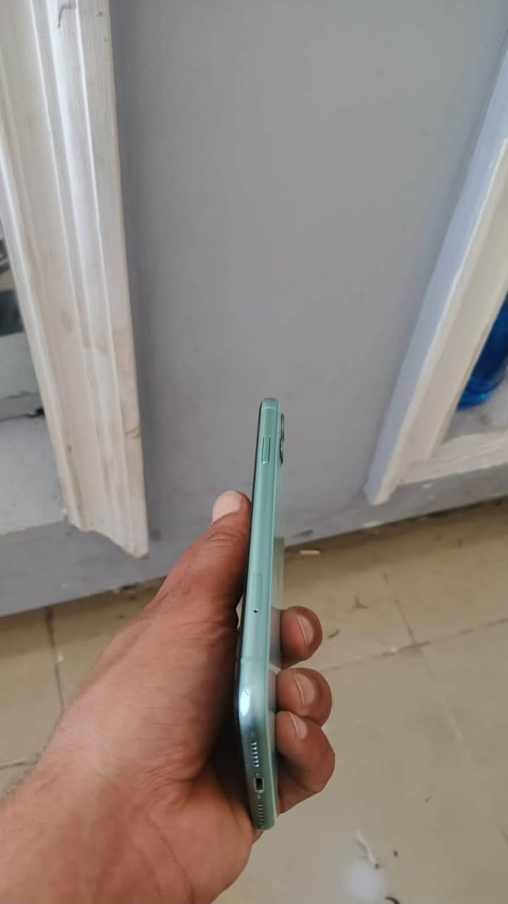 سلام عليكم ‏iPhone 11 عادي للبيع جهاز مستبدل فقط شاشة وبطارية الباقي كله شغال البطارية 75 سعر 325 وبي مجال الهاتف ***********
