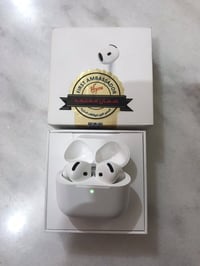 سماعه AirPods 4 ANC نضيفه ستخدام قليل اصليه وضمان من متجر ي ستور  اريد...