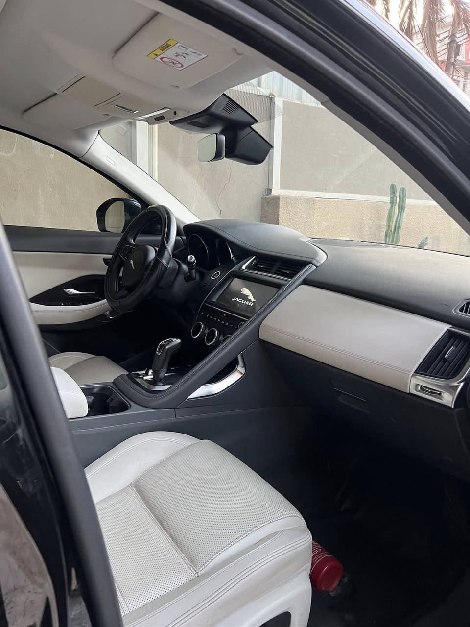 السلام عليكم
جاكوار e pace 2019 
ماشية ٣٠ الف كيلو 
وكالة سردار خليجية
فول مواصفات 1/1 
سعره جدا مناسب 
والسيارة كلش نظيفة على ايدي ماخذه
للاستفسار ***********
