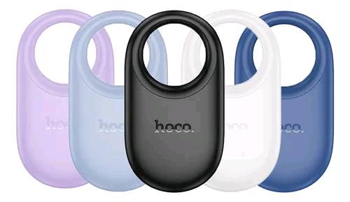 Hoco E94 الذكية هي جهاز تتبع صغير مصمم لمساعدتك في العثور على المتعلقات المفقودة بسهولة. يتوافق هذا الجهاز بشكل أساسي مع شبكة "Find My" من Apple، مما يتيح لك تحديد موقع الأشياء باستخدام تطبيق "Find My" على أجهزة iPhone أو iPad أو Mac. 
الميزات الرئيسية
التوافق: يعمل مع أجهزة Apple التي تعمل بنظام iOS 14.5 والإصدارات الأحدث، ولا يتطلب تنزيل تطبيق إضافي.
الوظائف:
تحديد الموقع العالمي: يعرض الموقع الحالي أو الأخير المعروف للجهاز على الخريطة باستخدام شبكة Find My.
تشغيل الصوت: يمكنك تشغيل صوت من الجهاز لمساعدتك في العثور عليه عندما يكون قريبًا.
إشعارات "النسيان": تتلقى إشعارًا على هاتفك إذا تركت العنصر المتصل بالجهاز خلفك.
وضع الفقدان: يتيح لك قفل الجهاز وعرض رسالة ومعلومات اتصال لمن قد يجده.
البطارية والتصميم:
يستخدم بطارية زر CR2032 قابلة للاستبدال.
يصل عمر البطارية إلى حوالي 9-12 شهرًا.
يتميز بتصميم مدمج ومقاوم للماء وخفيف الوزن (8.6 جرام).
ملاحظة: هذا الجهاز غير متوافق مع هواتف Android. 
