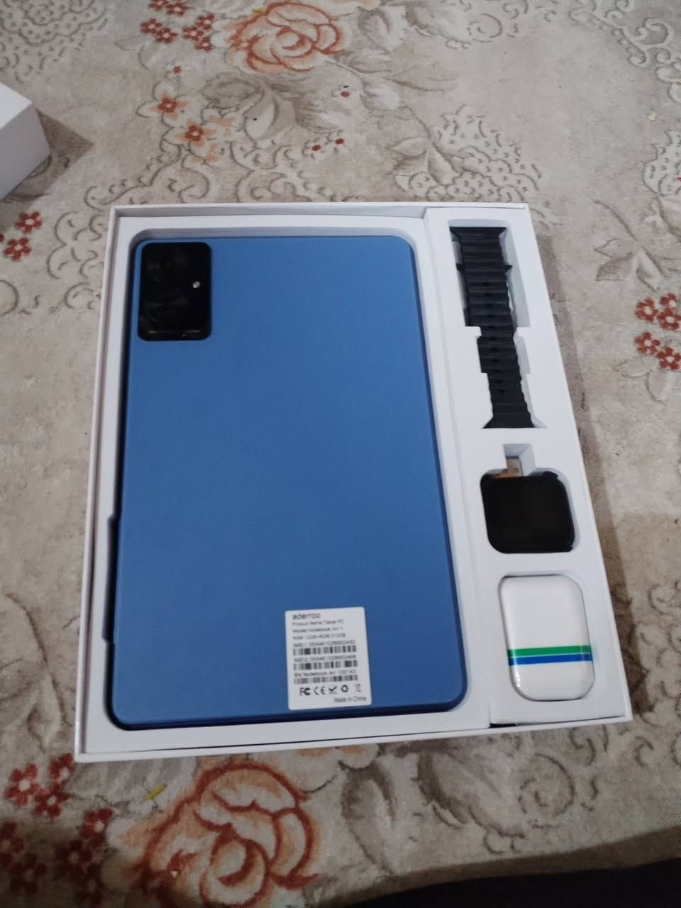 ايباد جديد ما مستعمل ويه جنطه و كيبورد و ساعه و سماعات و قلم وحافضه سعر 125 توصيل هم اكو ***********
