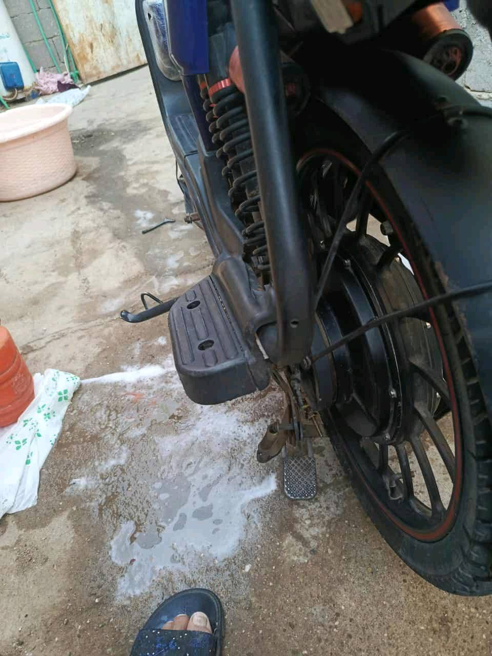 دراجة كهربائية بحالة جيدة جداً، مناسبة للتنقل اليومي. تحتوي على عداد المسافات الرقمي والخطافات الأمامية والخلفية لتثبيت الأمتعة. الدراجة نظيفة ومغسولة بشكل منتظم.