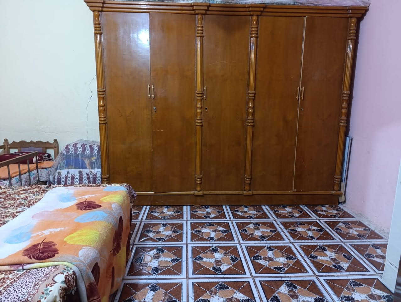 بيت للبيع قرب الحسينية حجي جخيور عالرصيف   واجهته( ٥ )امتار المساحة الإجمالية ٣٠٠ متر طولاني يتكون من غرفه صاله مطبخ استقبال بناء بلوك حديث السعر التواصل عن طريق الموبايل (***********) مكلف بالنشر
