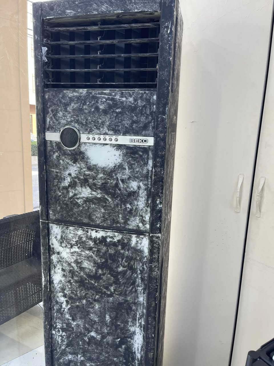 يوجد سبلت عامودي طنين من شركه BEKO
سبلت شغال 100/100 تدفئه وتبريد 
وشرط يجي يفحص ويشوفه وبسعر مناسب جداً
العنوان/ اربيل دوسايد عينكاوه
الرقم/ ***********
