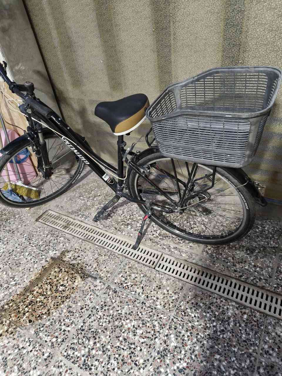 بايك ترحال حجم ٢٨ معدن المنيوم خفيف ريشه ماركه سبشل زد كمبليون امامي خلفي نظيف جاهز السعر 550  الف الشراي يتصل *********** الرصافه ..
