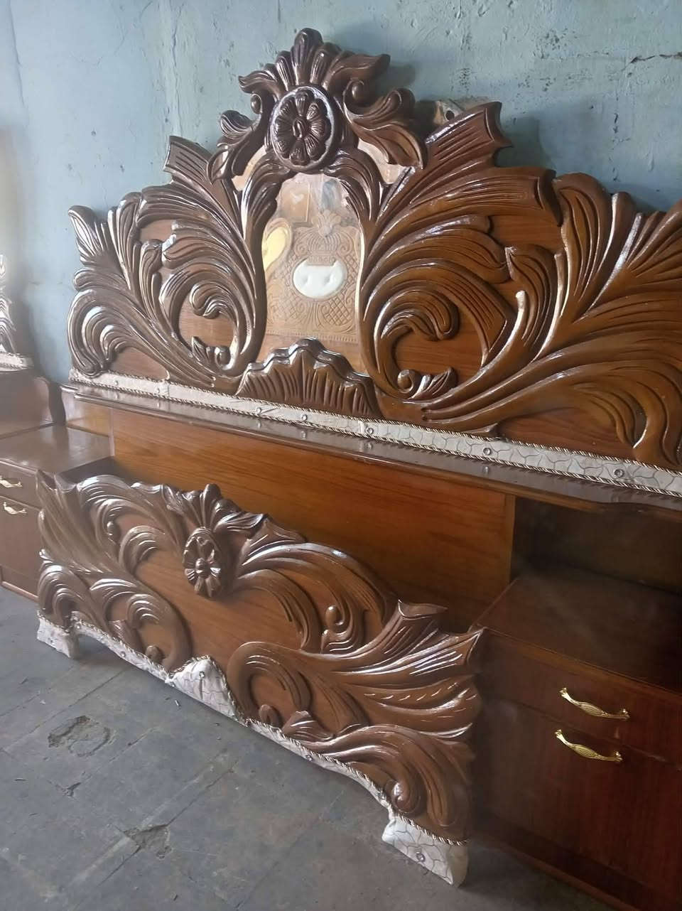 غرفة بلا كنتور شغل ثقيل جدا نظيف توصي السعر ١٩٠ قفل تواصل خاص ***********
