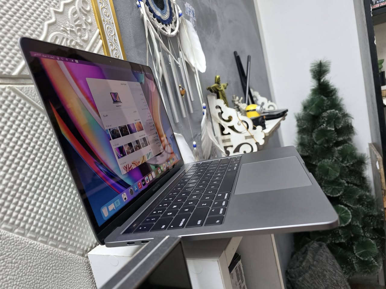 ماك بوك برو 2017 نسخة تاج بار
معالج i5 جيل الثامن 
رام 8g 
الهارد 512ssd 
مشحون 45 مرة فقط بطارية 100 💯 
جهاز مناسب للمونتاج والهندسة والتصاميم يفيد طلاب 
السعر ٤٥٠ الف نهائي مع شاحن mag اصلي مالتة وجنطة أصلية سعرها ٥٠ دولار 
مكاني بغداد البياع 
رقمي ***********
