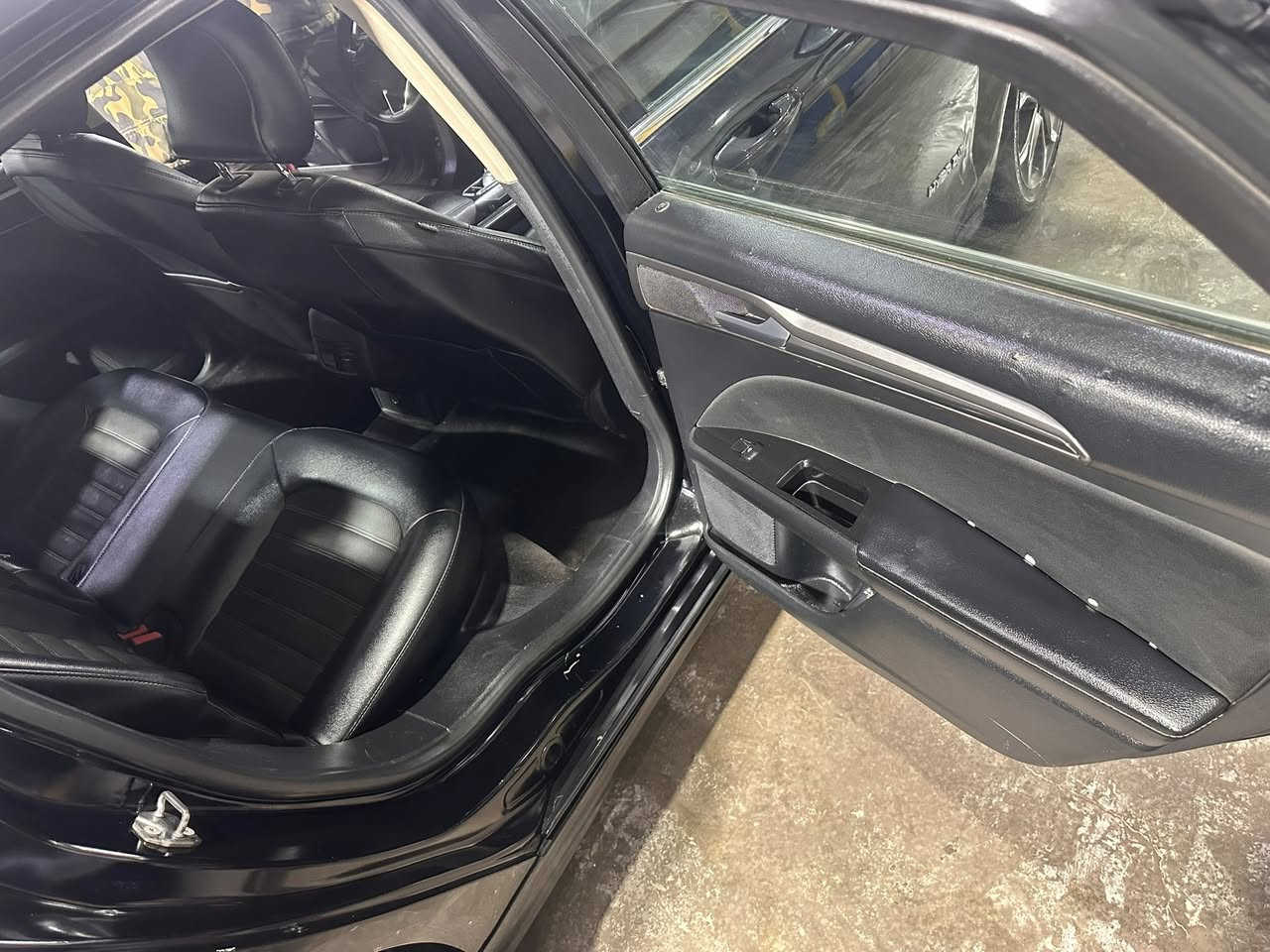 السلام عليكم
فيوجن ١٧ 
محرك ٢٠٠٠ هايبرد 
محرك جديد وكير  مكفولات 
صدر جديد
تخم تاير جديد
سياره جانيها وماقصر بشي وياها 
بس احتاجيت واريد ابيع والحمد لله وبالعافيه على ياخذها🙏🏽
سعر ١٠٥ وبيها مجال 
*********** واتساب 
***********
