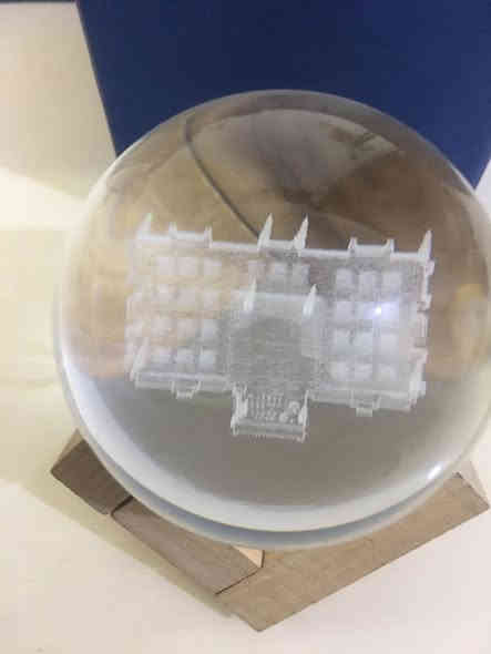 كرة بلورية انتيكا ثقيلة وروعة نوادر مع استاند خشب ومجسمبها مجسم المسجد النبوي الشريف نوادر واتساب *********** سامراء
