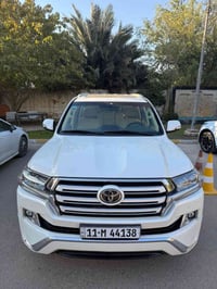 لاندكروز GXR V6 وايت أدشن 2017. ضمان شركة SAS باب أول. ماشية ( 100km ا...