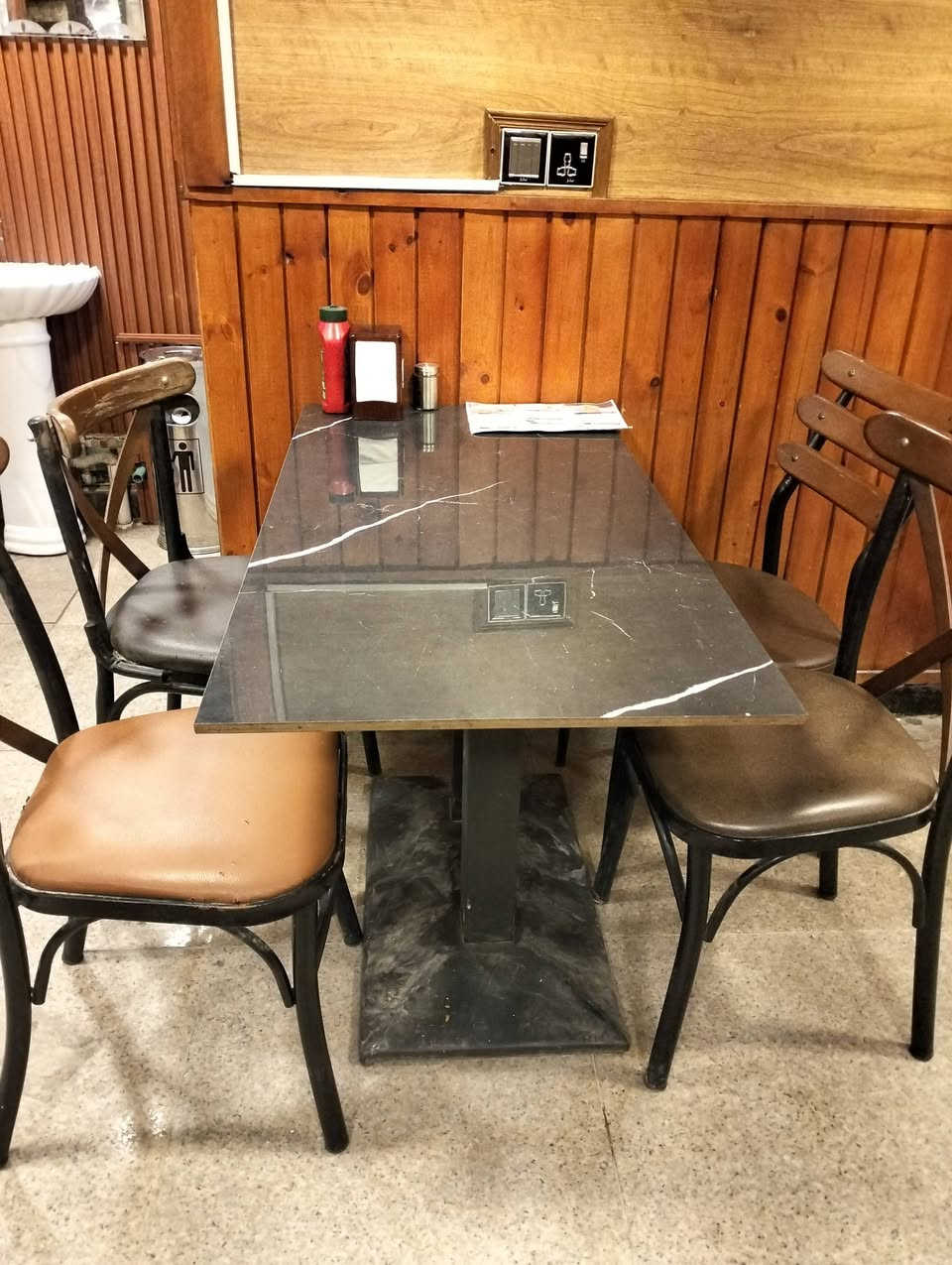 السلام عليكم
طاولات مستعمله للبيع العدد 20 طاوله للاستفسار بغداد شارع فلسطين 
للاستفسار 

***********
