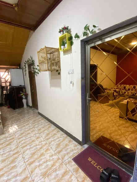 اعلان 659
دار للبيع طابق ونص 
البيت ركن دور الشرطه 
المساحة 200 متر 
الارضي غرفتين نوم واستقبال وصاله ومطبخ وصحيات داخليه وخارجيه الطابق الثاني غرفة وصحيات 
البناء بلوك وفرمستون سنه 2015
السعر 175
***********
***********
