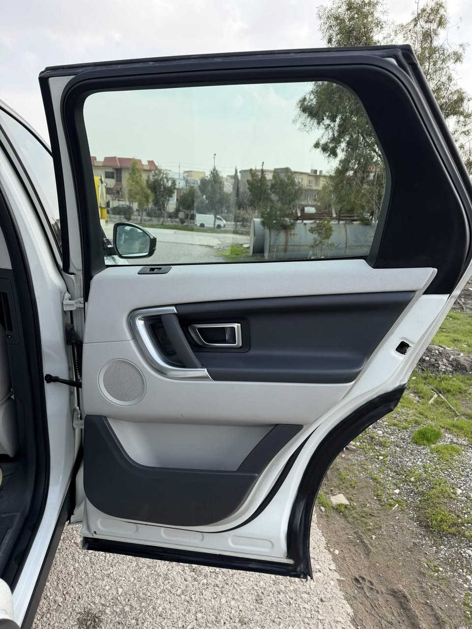 مساء الخير ، رمضان كريم عليكم
Land rover Discovery Sport 2000 tirbu
2018 النوع المرغوب
سيارة فول بانوراما 
بانزين
رقم مميز
السيارة مسويلها ادامة كاملة يم مركز تان قبل ١٥ يوم
مبدل نص تخم تاير 
وهواية شغلات 
فحصها ينتهي بشهر السابع 
كاملة والكمال لله
ماشي 158 كيلو متر
اخت الكلين تفاصيلها وسونارها مرفق بالمنشور
مكانها بغداد القادسية 
سعر شرائها قبل اقل السنة 22,000
مشيتهة 3000 كيلو فقط ما استخدمتها  لكثرة سفري
سعر البيع  145 ورقة
سنوية باسمي تريد تحويل وكالة 
رقم التواصل ***********
الله يجعلها من قسمة الي يستاهلها
 لان ماكو سيارة  بهيج نظافة وهيج سعر
