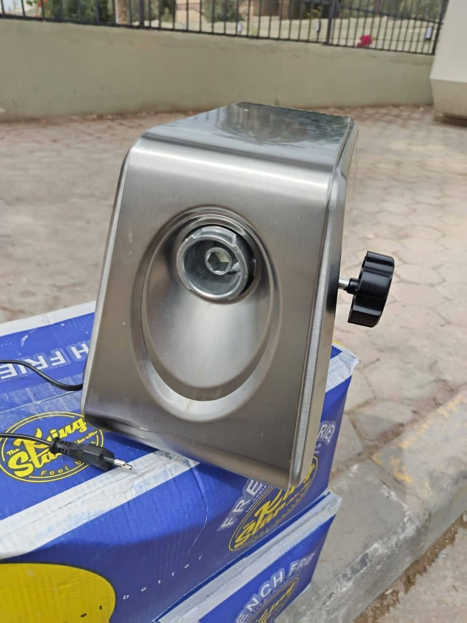 مثرامة سونيفر جديدة (مثروم بيها مرتين فقط) للبيع بسعر مناسب التواصل على الواتساب ***********5
