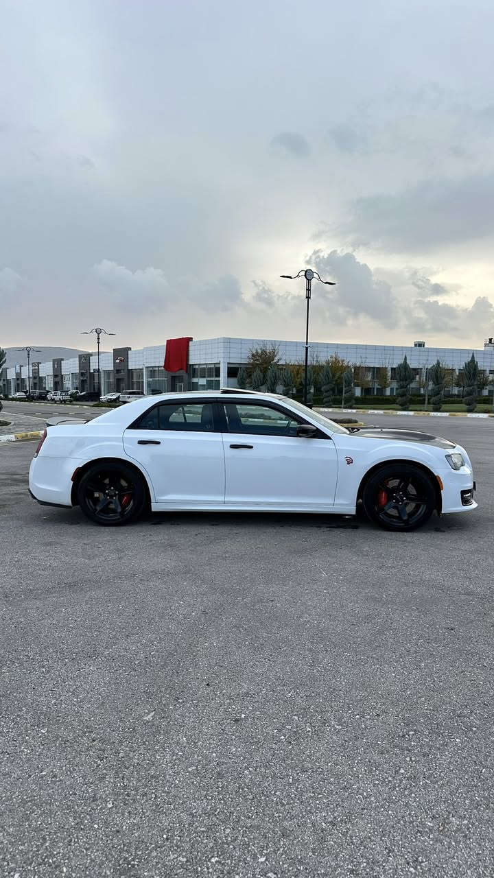 السلام عليكم اوباما مزود كامل SRT
موديل 2017 فول مواصفات
محرك 6400 
رادار امامي 
رادار جانبي نقطة عمياء
بانوراما
حساس امامي 
حساس خلفي كامرة
تشغيل عن بعد 
كشنات تتفئه + تبريد
كشن دبل حظن 
كشنات خزن ميموري
ستيرن كهربائي هيتر
بلكات ريسنك
ولف حماوه ريسنك 82
اكسل + عربانه خلفية فرممه  مال هيلكات مشدود عليها
فجوج وفلنجات وبريك 6 بستم مال هيلكات عليها
ومشدود عليها شوته مال هيلكات
صدر + تايرات جديد اي نقص ماكو بل سياره 
السيارة عليها تفريغ كزوز موبر بدون قطرة لحيم
انطيك سيارة نص غراضها srt ونص غراضها هيلكات
وسنوية وهزه وفحص كوله جديد مسويه 
وتفاصيل الحادث مسويله سونر جديد مرفق ويه الصور
والسعر 240 وبيها مجال 
 تريد تفاصيل عن اي شي خابر عل رقم وعليه واتساب والسيارة متواجده بسليمانيه
***********
