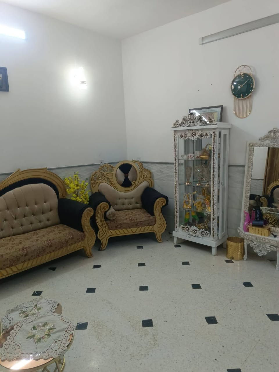 دار سكني حي الجبيرية الثالثة قرب جامع الأبرار ركن
المساحة ١٥٠ متر 
عرض الشارع ١٠ متر 
عرض الواجهة ١٠ متر 
النزال ١٥ متر 
طابق واحد غرفتين نوم ملحقات كامله 
الطابق الثاني هيكل واكف عل صب 
حديث 
السعر عل خاص او الاتصال *********** موجود وتساب
