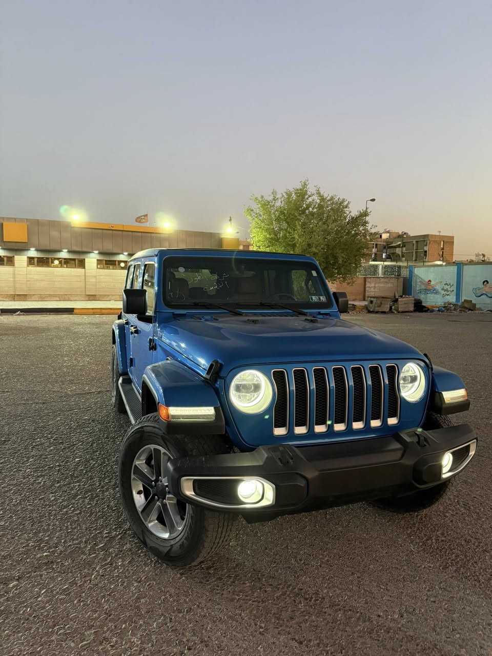 السلام عليكم 
 جيب رانكلر 2023 
للبيع او مراوس 
مكينه 2000 تيروبو
  4 سلندر 
فول مواصفات 
السياره نضيفه 
حادثها بسيط جاملغ وباب خلفي جهة السايق 
واتساب ***********
